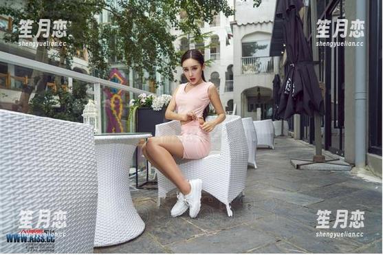 “爱丝”原图放大，“纯肉色”这玩意，果然让我又期待又不知所措，感情路线有点不搭啊。