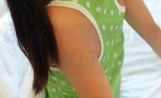 全套来玩，ROSI的美足写真跟甜品展会不相上下！