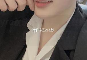 来看Zyra秋最新写真集，虽然是“女友”，但我偷偷想歪了。