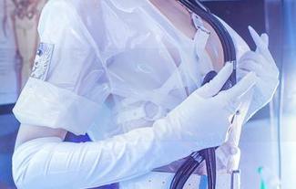 izumi泉桃子的套图：白依依，少女心满满，连毕业也想甜一口！