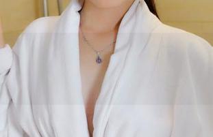 pans – 这全套白色里，小柔的姿态无意中撩动人心，图片也显得特别意味深长。