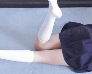 兔玩映画的最新写真：热裤黑袜组合，完全满足我对奇奇怪怪搭配的好奇心。