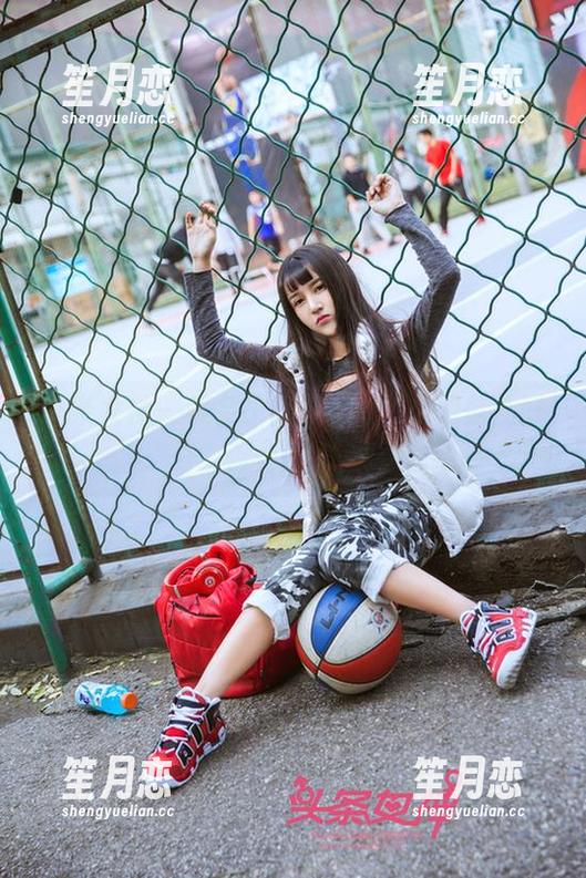 头条女神 - 美会子最新美图，学姐范儿好似开挂了！