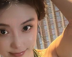 微密圈 – 奶雯这套服装的凉快属性不容小觑，原图无意中刷新我的审美。
