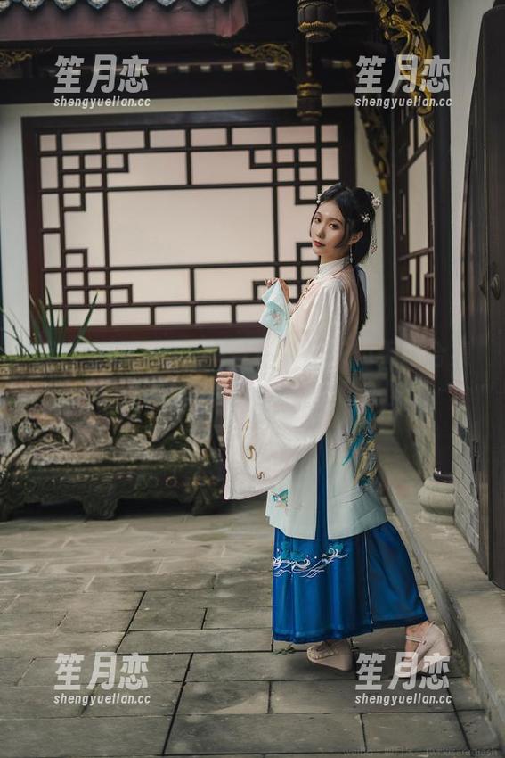 蓝白竞泳，万众瞩目！如月灰的美图合集，看得我小心翼翼