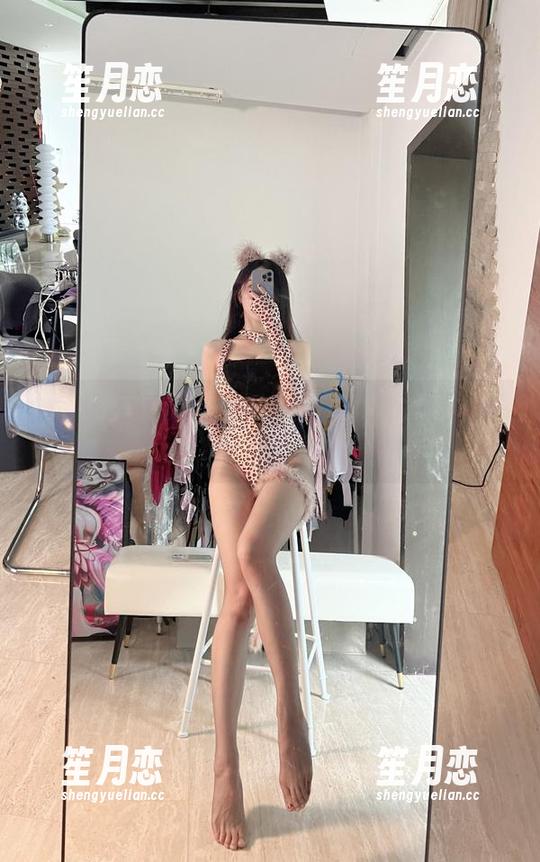 微密圈 - 精选白丝图集：小玉吃果冻悄悄说，她也爱这种轻盈的束缚。
