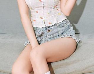 尤蜜荟 – 天生魅种——绯月樱Cherry的写真，送你个免费的惊喜！