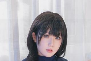 是本末末的写真时光，搭配定制的路易九世礼服，略显得意。