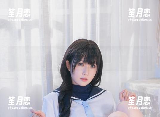 是本末末的写真时光，搭配定制的路易九世礼服，略显得意。