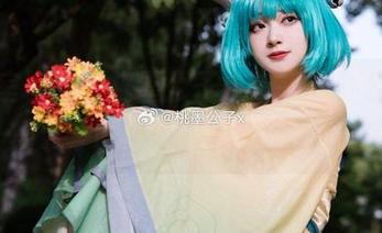 办公室写真，桃墨公子仿佛在和办公桌举行一场无声的对话，真是引人入胜啊。