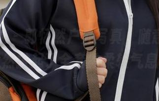 模范学院 – 郭忆然户外写真，随意一摆，竟然掀起了全套的柔软气息。