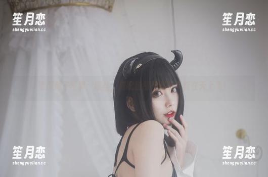 清颜颜子写真：黑丝，搭配随意但腿型不能在天上飞！