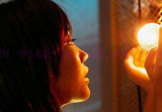 蜜桃社 – 雪飞私拍：黑丝加点神秘，在哪里？就在这里