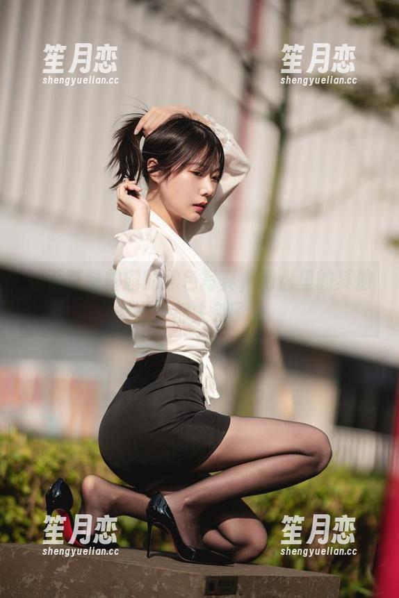 看香草喵露露的黑色写真，网盘里的其他文件都失色了。