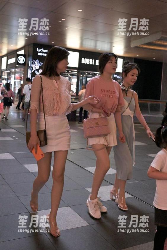 魔镜街拍 - 婷婷在寒风中的照片，肉丝与温度的较量