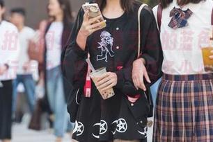 魔镜街拍 – 图集里藏着芝芝的蓝色泳衣，妥妥的行走的广告，这得花多少心思打理？