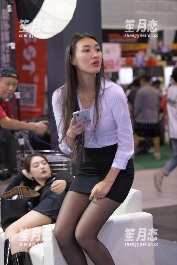 魔镜街拍呈现：黑色丝袜与职业装的微妙交锋，看写真时就开始微微出汗。